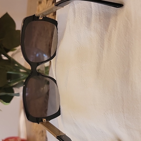 Burberry AUTHENTIC SUNGLASSES 👓 - Picture 5 of 6
